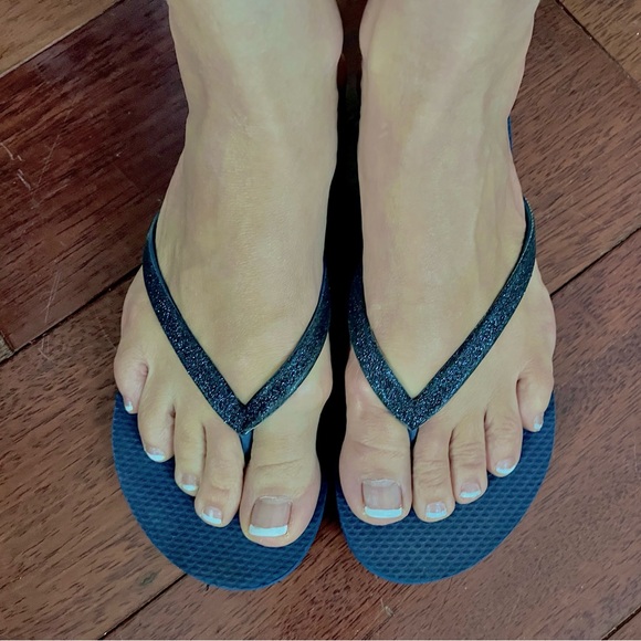 Victoria’s Secret Rare Angel Wings flip flops - Picture 2 of 4